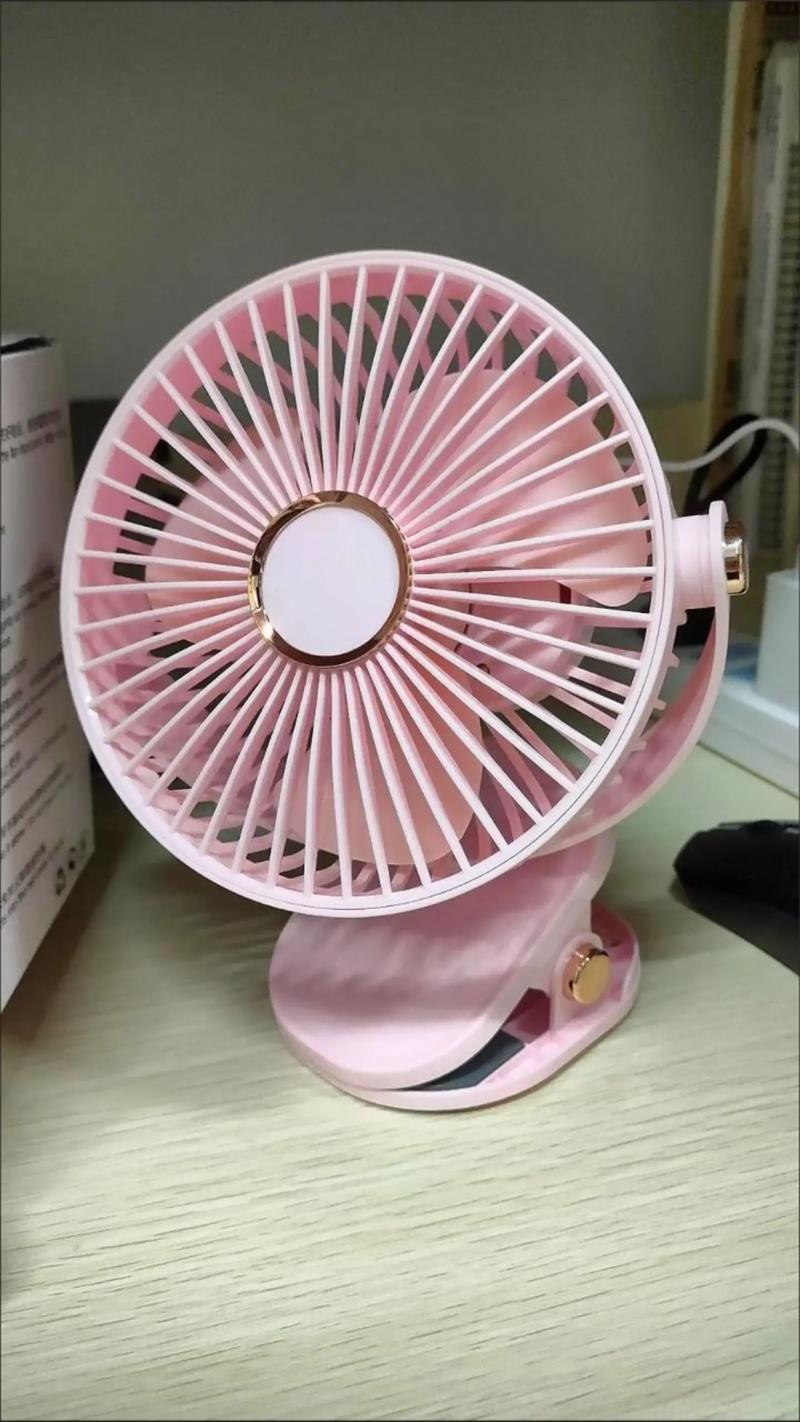 夏日小眾神器 USB桌面風(fēng)扇+小夜燈，夾式設(shè)計(jì)讓清爽從此可隨意搬動(dòng)